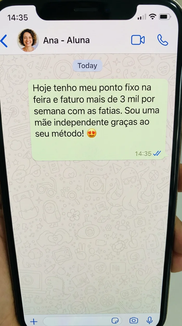 Mensagem de WhatsApp de uma aluna contando que tem ponto fixo na feira