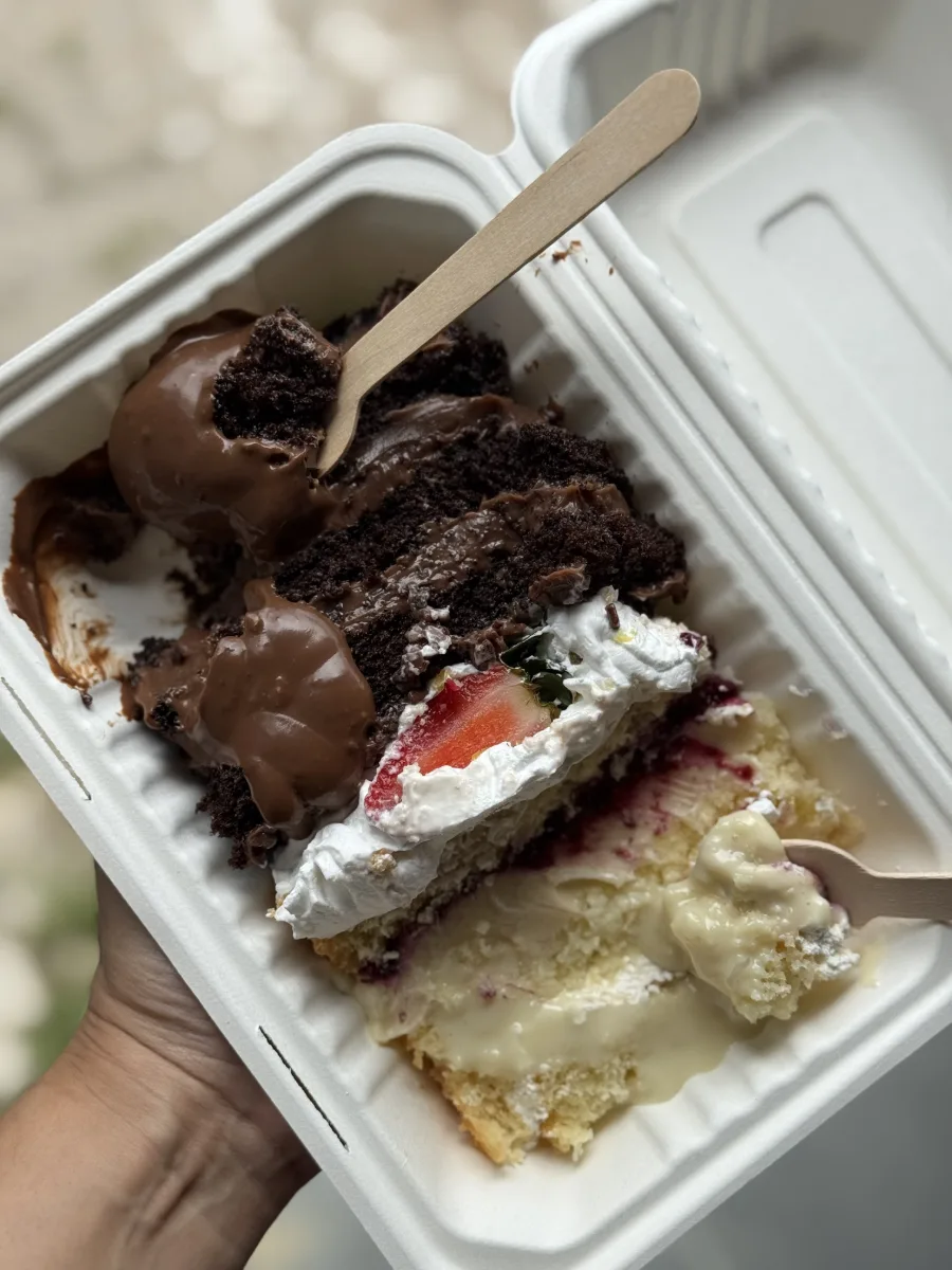 Fatias de bolo servidas na embalagem