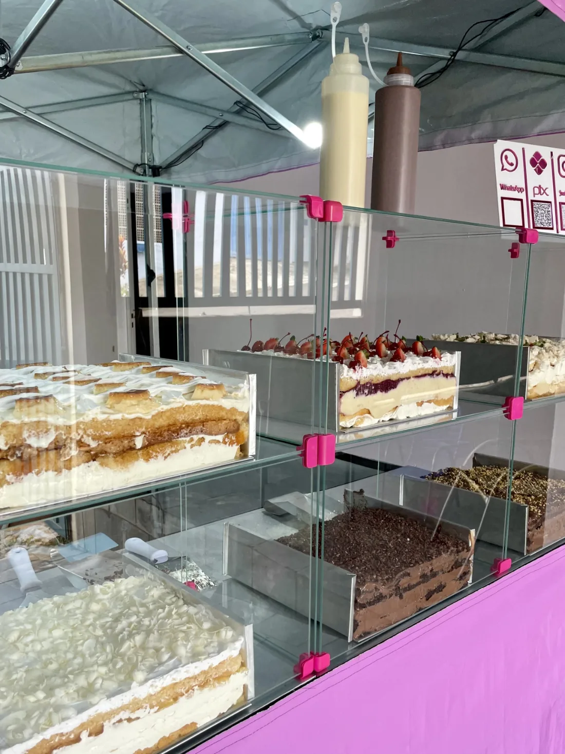 Vitrine de bolos da Karen Munhoz montada na feira